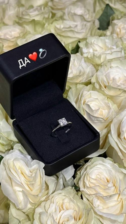 Я Сказала ДА - 33-летняя Карина кросс получила предложение руки и сердца от своего 22-летнего возлюбленного, хоккеиста марка рудаковского. 02