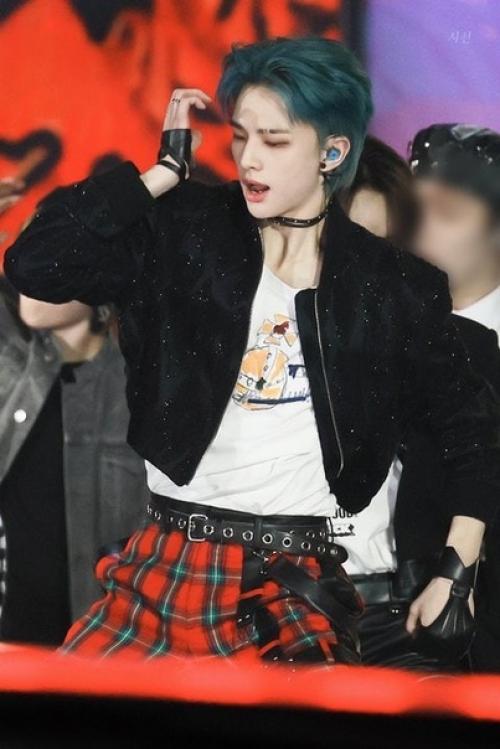 020323: кажется, причёска этого ИИ отсылка на хван хёнджина. 05 020323: кажется, причёска этого ИИ отсылка на хван хёнджина. 05