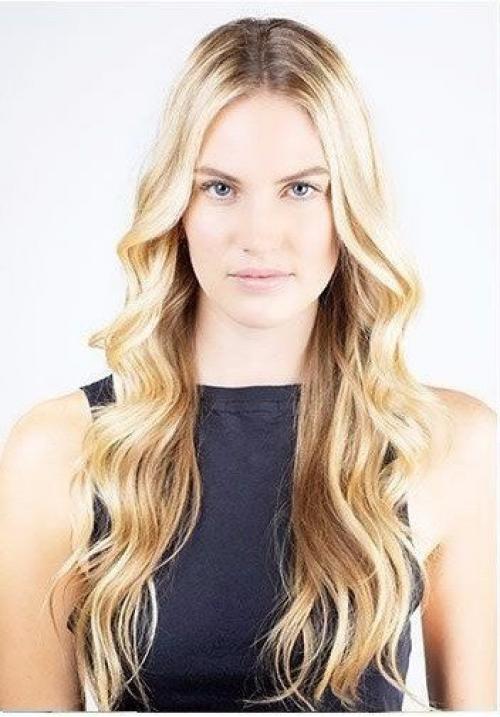 Шаг 1: если ваши волосы от природы кудрявые, то прежде чем формировать локоны для этой прически, выпрямите их феном. 06