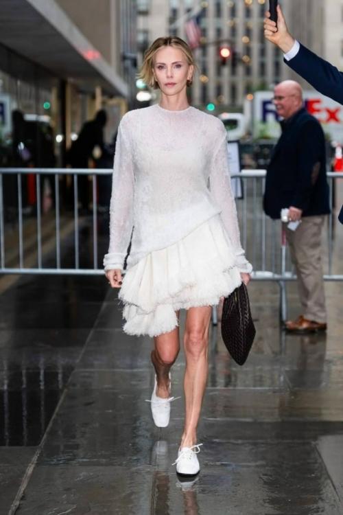 Шарлиз терон в Нью-йорке - пять образов за два дня, и я не могла пройти мимо.
