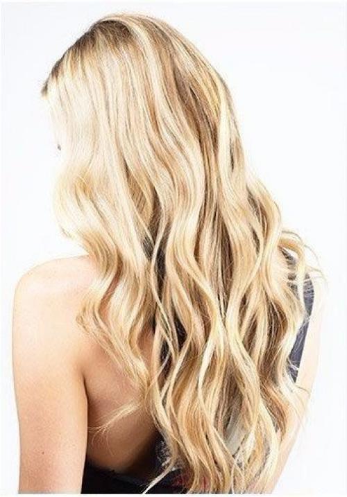 Шаг 1: если ваши волосы от природы кудрявые, то прежде чем формировать локоны для этой прически, выпрямите их феном. 09