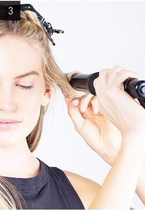 Шаг 1: если ваши волосы от природы кудрявые, то прежде чем формировать локоны для этой прически, выпрямите их феном. 01