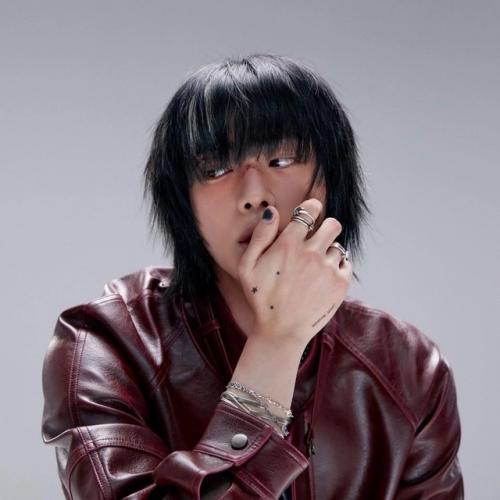 240425: фотосессия джина получила критику, из-за того, что эстетика Hybe - отстой. 04