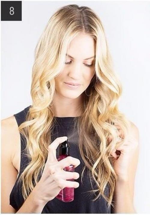 Шаг 1: если ваши волосы от природы кудрявые, то прежде чем формировать локоны для этой прически, выпрямите их феном. 08