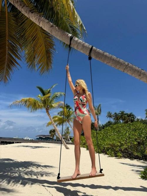 Ноги Яны рудковской длиннее пальм. 01