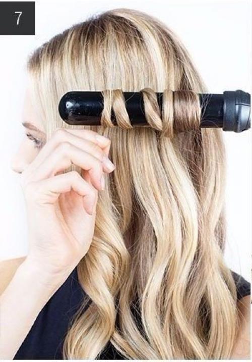 Шаг 1: если ваши волосы от природы кудрявые, то прежде чем формировать локоны для этой прически, выпрямите их феном. 07