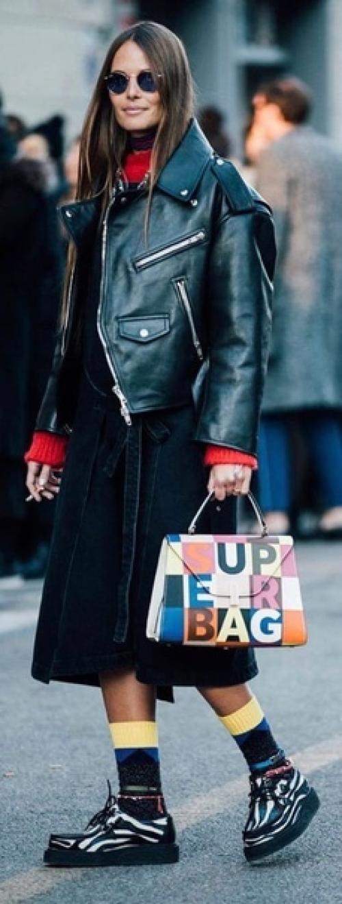 Несмотря на нашу долгоиграющую любовь к грубым ботинкам и кроссовкам - подиум и стритстайл явно нашёл альтернативу первым и вторым. 07