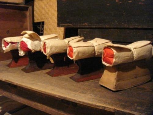 Как Майко и гейшам удавалось сохранить свои причёски, неужели они каждый день делали их заново? 01