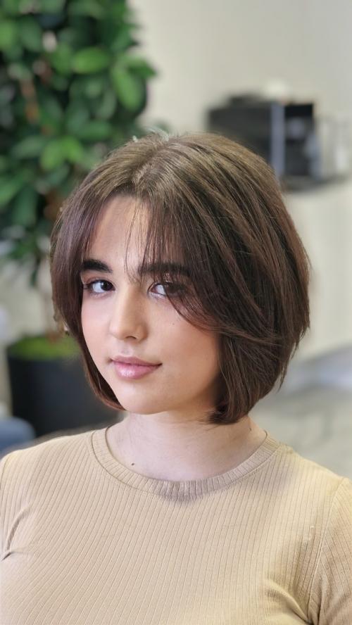 Слоистое каре для густых волос это идеальное решение для тех, кто хочет легкости и движения. 02