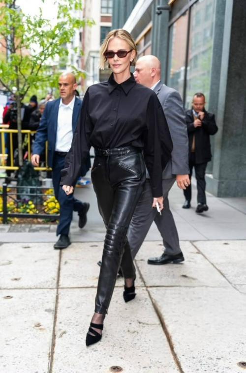 Шарлиз терон в Нью-йорке - пять образов за два дня, и я не могла пройти мимо. 02