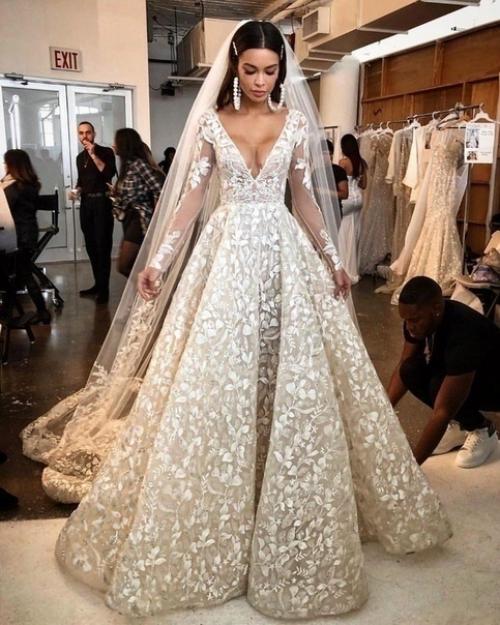 Девушка всю жизнь о прекрасном платье принцессы на свадьбу мечтала. 02