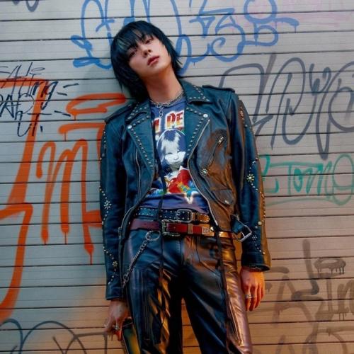 240425: фотосессия джина получила критику, из-за того, что эстетика Hybe - отстой. 01