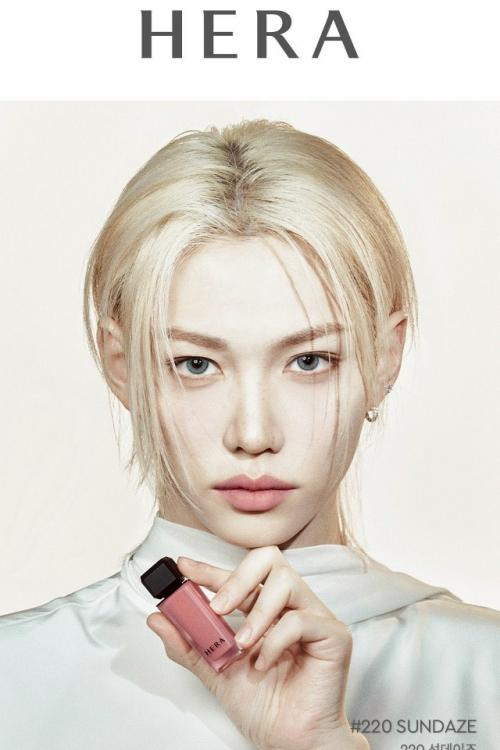 160426: новые фото Феликса для Hera Sensual Matte Liquid Lip 220 Sundaze.

