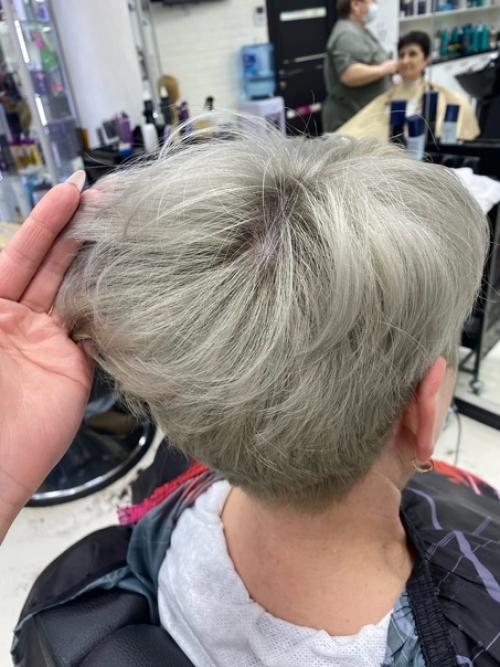 Модное окрашивание волос в 2021 году на короткие волосы в оттенках блонд позволяет оставаться стильным. 02