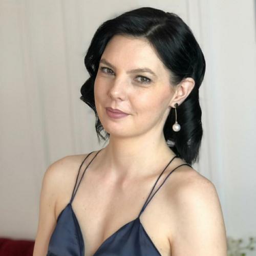 Томные, чувственные завитки с аккуратно уложенными волосами отражают многогранность женской натуры, игривой и серьезной в одинаковой степени. 01