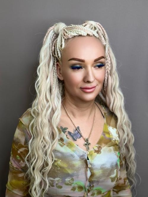 Сейчас то самое время для того что бы заплести, себе такую прическу. 02