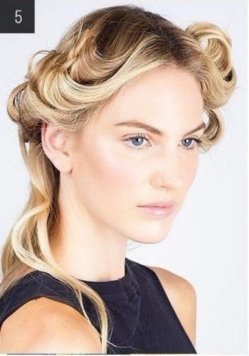 Шаг 1: если ваши волосы от природы кудрявые, то прежде чем формировать локоны для этой прически, выпрямите их феном. 03