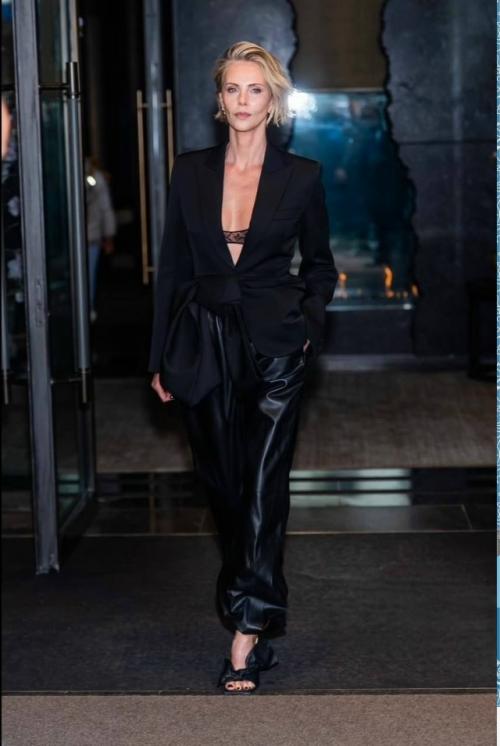 Шарлиз терон в Нью-йорке - пять образов за два дня, и я не могла пройти мимо. 04