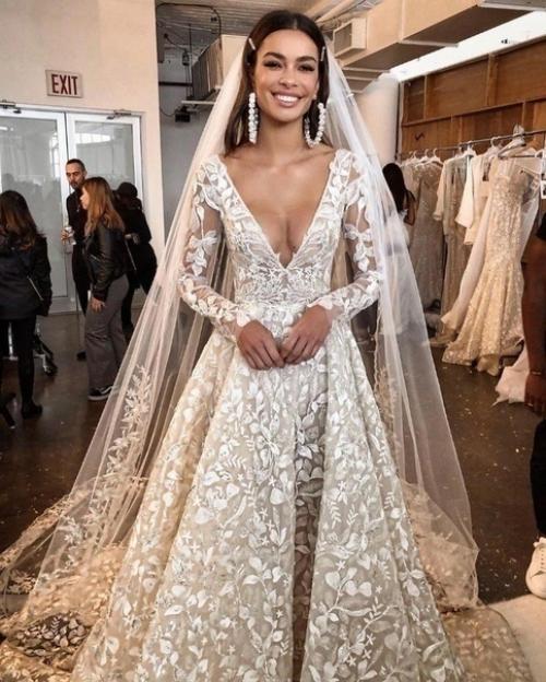 Девушка всю жизнь о прекрасном платье принцессы на свадьбу мечтала. 01