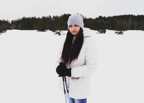 Поясни. Поясняю. На 1 фото я вижу очень симпатичную девочку лет 14 на вид, красивые глаза, обычная прическа, но хотя бы чистая и расчесанная. 03