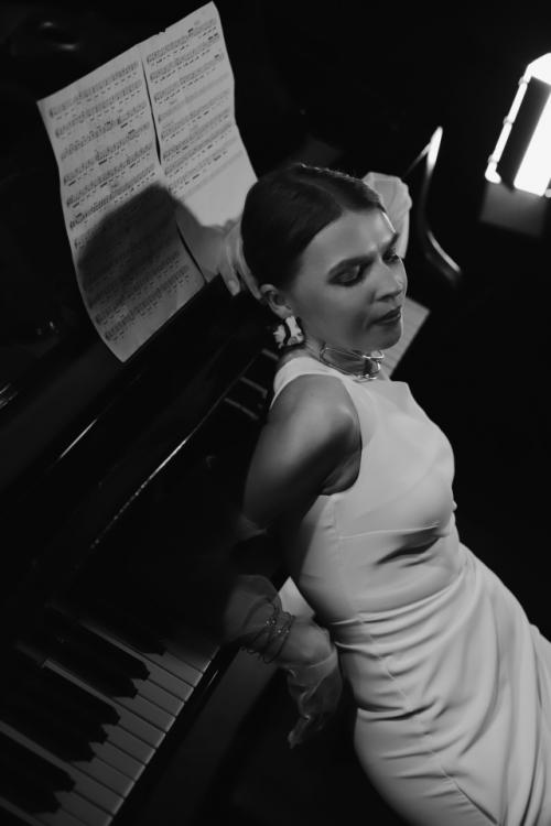 Когда Ира написала мне, что хочет на фотосессию ко дню рождения, в моей голове сразу всплыли картинки. 06