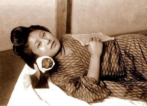 Как Майко и гейшам удавалось сохранить свои причёски, неужели они каждый день делали их заново? 03