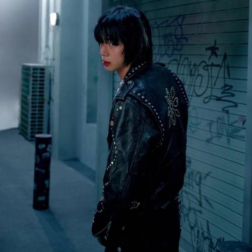 240425: фотосессия джина получила критику, из-за того, что эстетика Hybe - отстой. 02