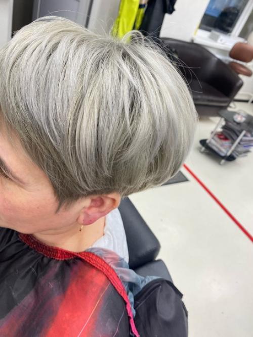 Модное окрашивание волос в 2021 году на короткие волосы в оттенках блонд позволяет оставаться стильным. 01