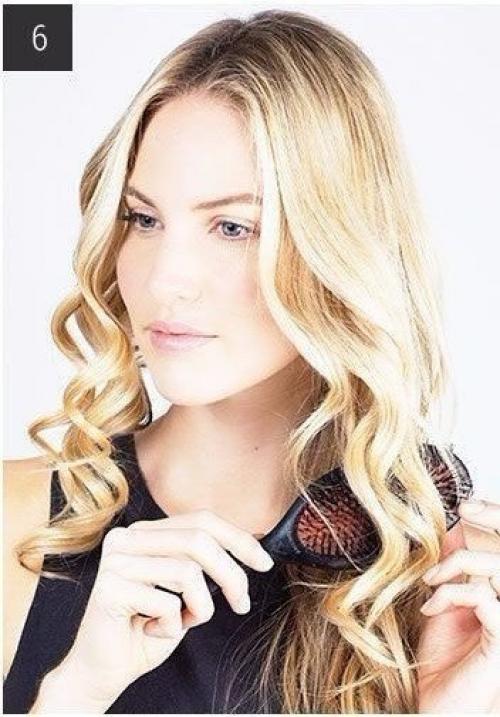 Шаг 1: если ваши волосы от природы кудрявые, то прежде чем формировать локоны для этой прически, выпрямите их феном. 04