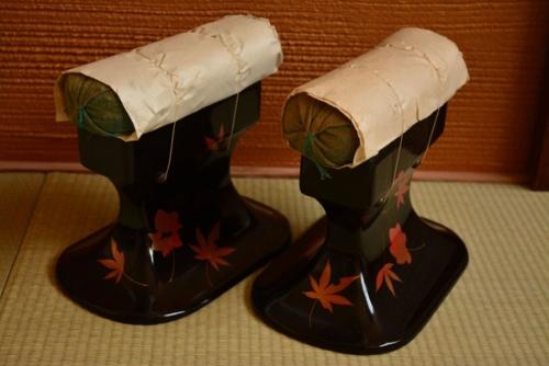 Как Майко и гейшам удавалось сохранить свои причёски, неужели они каждый день делали их заново? 04