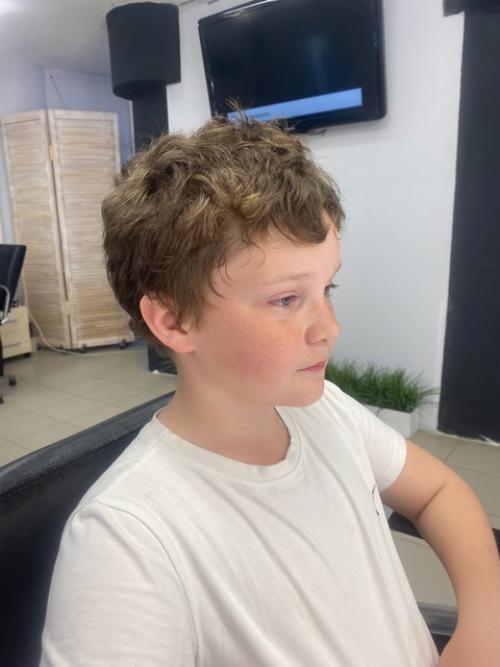 Фейд - креативная стрижка с объемом на макушке и короткими боками. 04