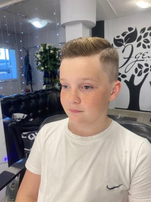 Фейд - креативная стрижка с объемом на макушке и короткими боками. 01