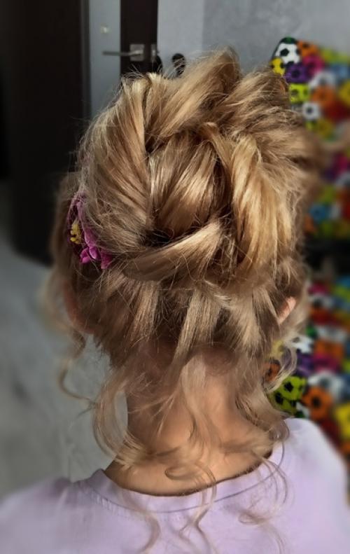 Ребенку детсадовского возраста можно делать любые виды причесок и все они будут выглядеть умилительно. 04