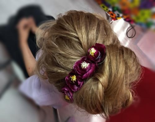 Ребенку детсадовского возраста можно делать любые виды причесок и все они будут выглядеть умилительно. 02