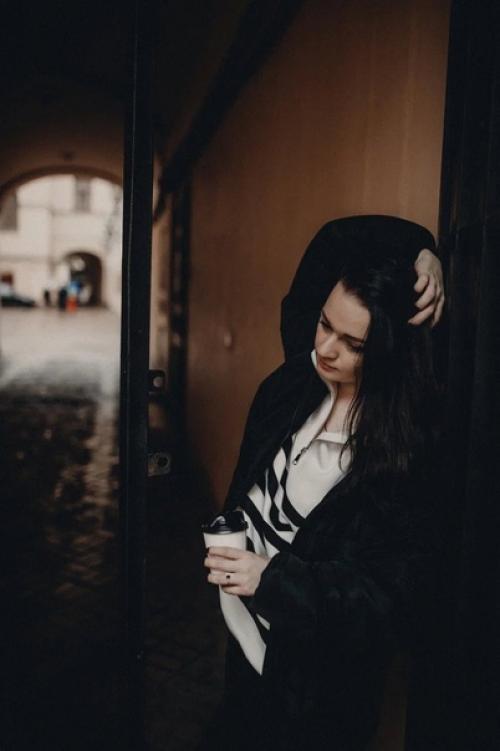 В моей школе был один старшеклассник, с длинными волосами. 01