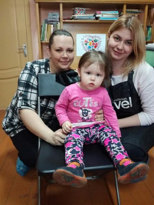 3 мая, семейный благотворительный клуб вновь посетила фея красоты - парикмахер - модельер Прохорова Анна? 05