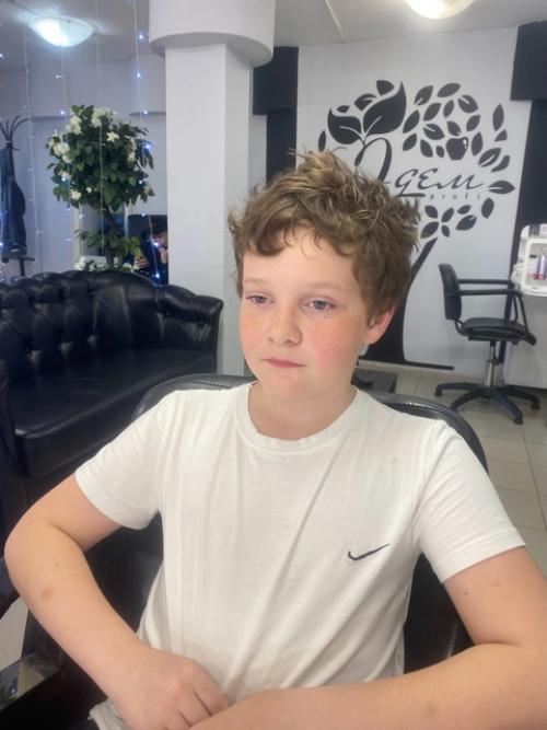 Фейд - креативная стрижка с объемом на макушке и короткими боками. 03