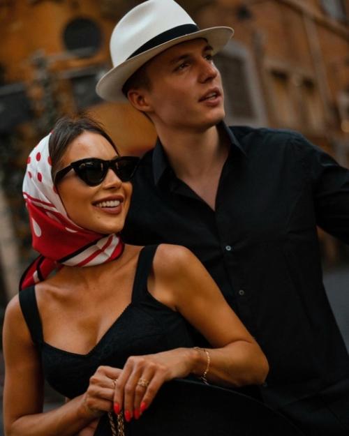 Лерчек рыдает в сторис из-за развода с мужем и просит подписчиков не переставать верить в любовь. 04