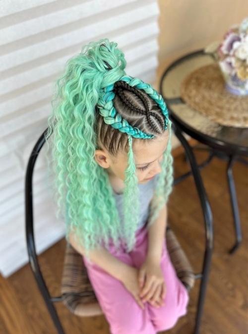 Абсолютный хит праздничных причесок для детей - кудрявый хвостик. 01