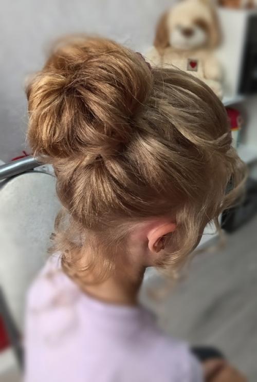 Ребенку детсадовского возраста можно делать любые виды причесок и все они будут выглядеть умилительно. 05