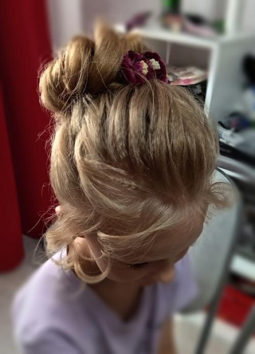 Ребенку детсадовского возраста можно делать любые виды причесок и все они будут выглядеть умилительно. 03