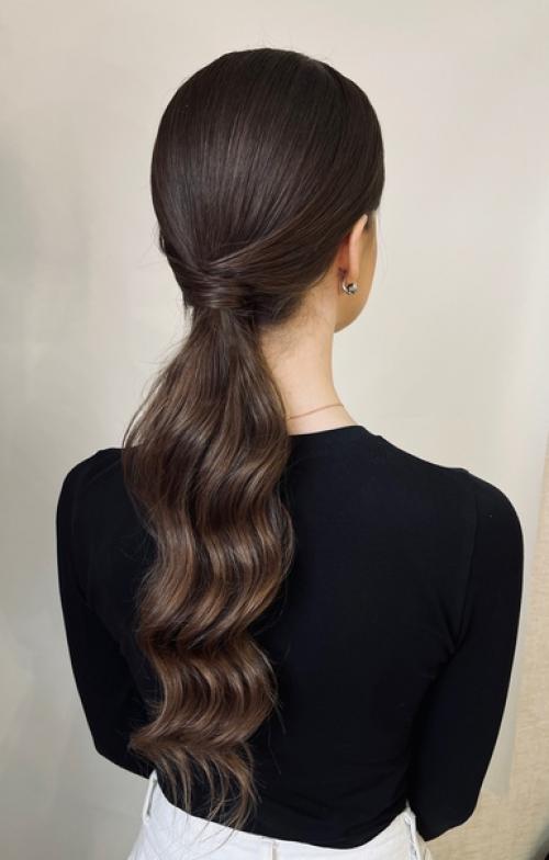 Причёски по-разному на светлых и тёмных волосах смотрятся. 02