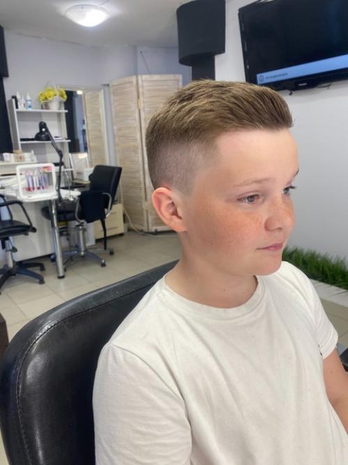 Фейд - креативная стрижка с объемом на макушке и короткими боками. 02