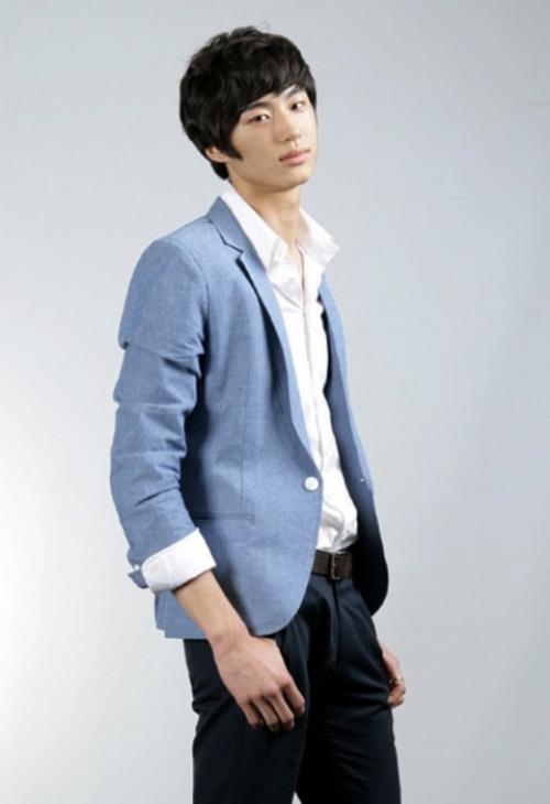 270624: фотографии пён усока после выпуска из академии Kplus, когда ему было 20 лет. 01