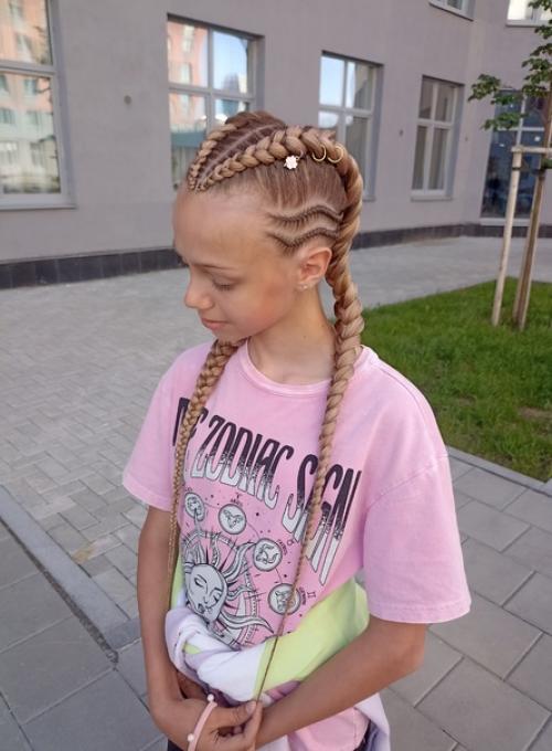 Боксёрские косы.  Заплетала Соню для загородного лагеря, из лагеря она уже вернулась, а фото ещё не выложила. 01