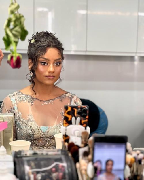 Взмахом одной волшебной палочки у нас на стене появляется пост с подборкой из рекордного количества закулисных фотографий одного образа. 02