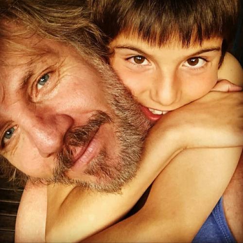 Факундо Арана с женой Марией сусини, дочерью Индией и сыновьями моро и яко. 01