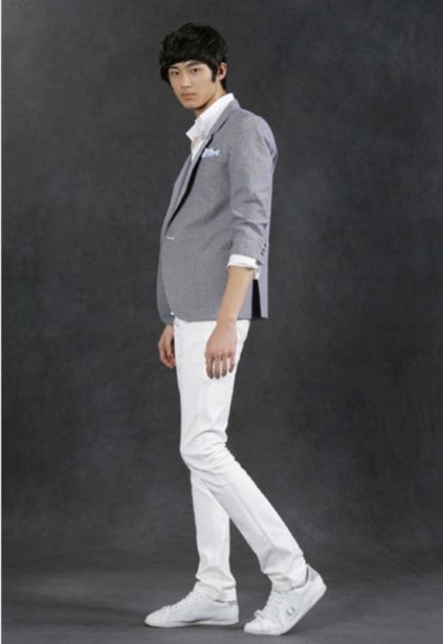 270624: фотографии пён усока после выпуска из академии Kplus, когда ему было 20 лет. 02