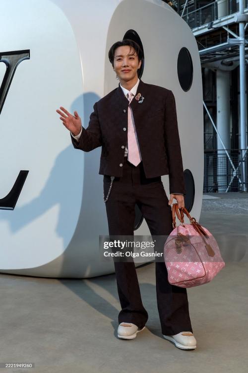 260625: J - Hope из BTS наслаждается мужским показом Louis Vuitton 2026. 07
