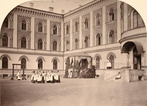 12 июня 1798 года, в Санкт-петербурге бы учрежден институт святой Екатерины для благородных девиц. 01